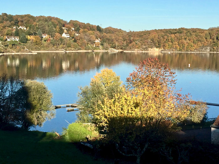 Une vue imprenable sur le lac depuis la terrasse principale