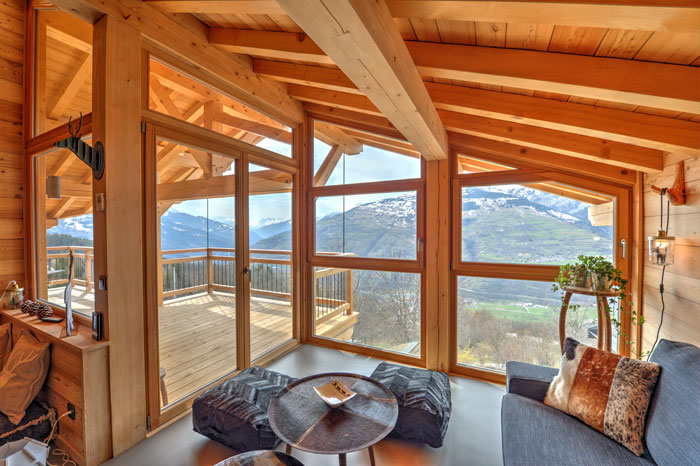 Le salon profite au maximum de la vue et de l'accès à la terrasse