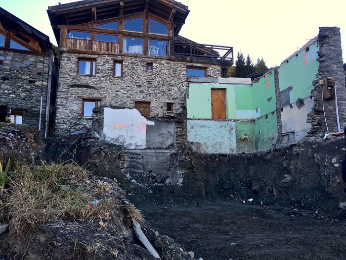 Les façades conservées et le sous-sol décaissé avant la reconstruction