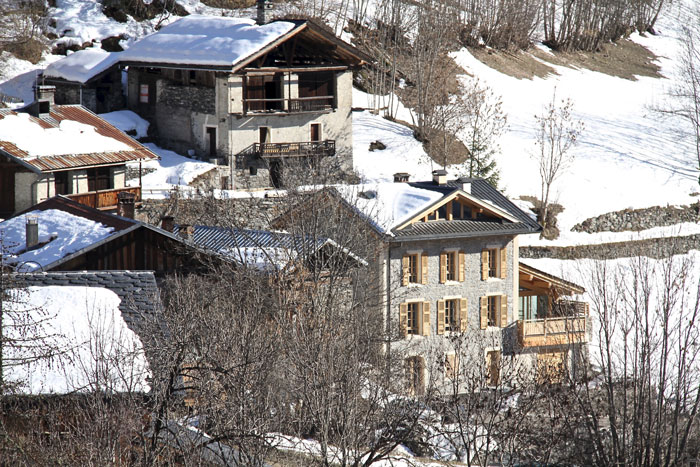 Vue plongeante de l'ancienne école de La Masure devenue maison familliale