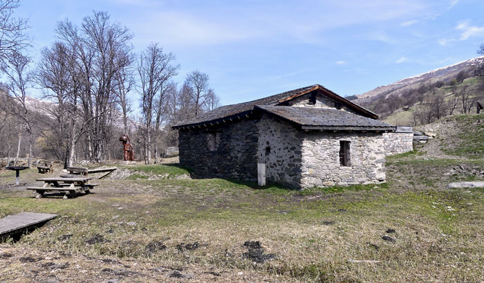 Le bâtiment du moulin vue de la rive du Doron des Belleville