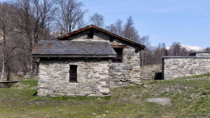 Le moulin avec vue sur l'appenti et le bassin de retenue d'eau